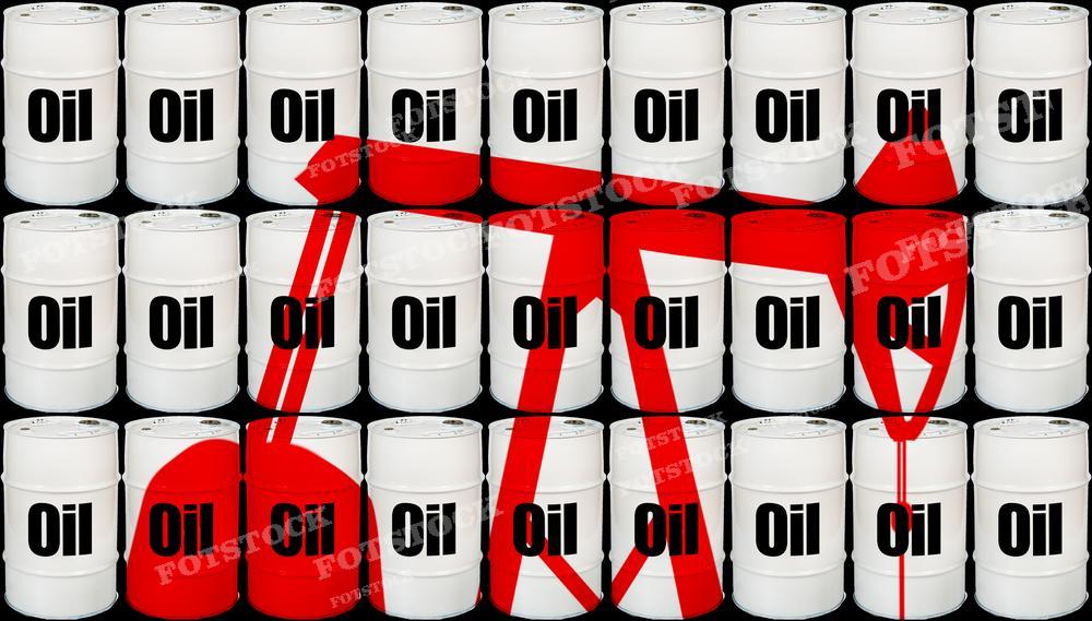 На фотографии изображено множество белых нефтяных бочек с черными надписями "Oil". Среди них выделены несколько бочек в красном цвете, образующие стрелку, направленную вниз, что символизирует падение цен на нефть. Такое изображение может использоваться для визуализации отчетов, презентаций и статей, связанных с изменением цен на нефть, а также в контексте анализа рыночных тенденций в нефтяной индустрии.